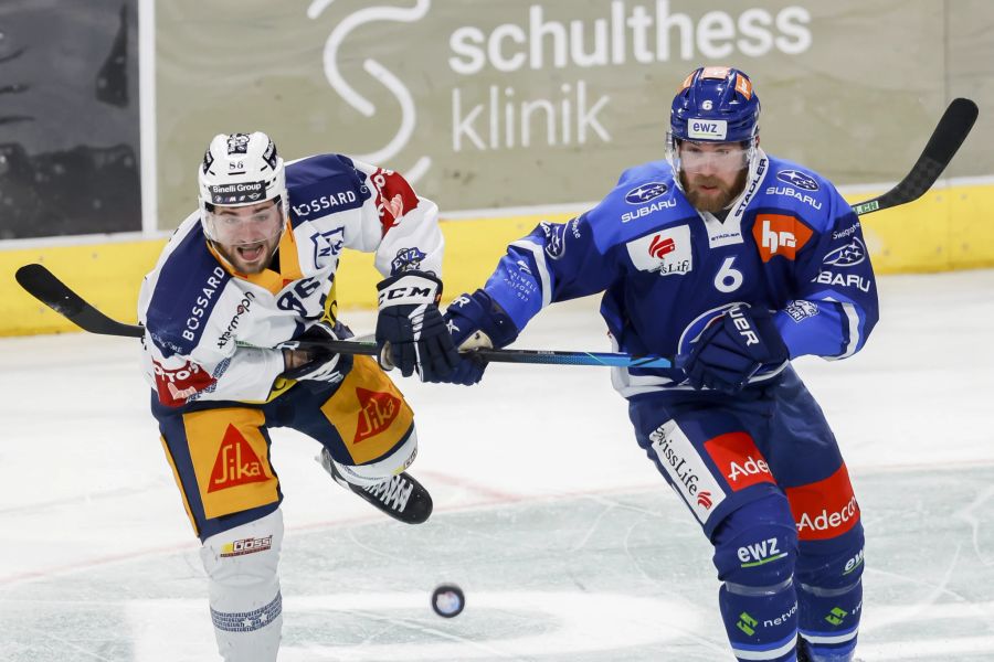 Zugs Marco Müller (l.) kämpft mit Zürich-Verteidiger Yannick Weber um den Puck.