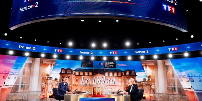 Paris - TV-Duell: Macron und Le Pen streiten hart um Kernthemen