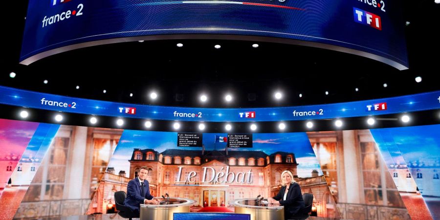 Emmanuel Macron (l) und Marine Le Pen vor der TV-Debatte.