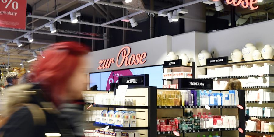 Die Online-Apotheke Zur Rose ist in den ersten drei Monaten 2022 nach Jahren des Wachstums erstmals wieder geschrumpft. Der Umsatz sank im ersten Quartal um 1,8 Prozent auf 493,4 Millionen Franken. (Archivbild)