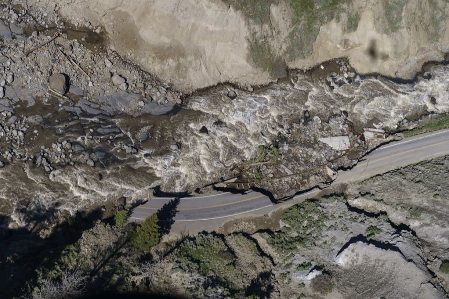 Zurückweichendes Hochwasser fliesst an Teilen der weggespülten North Entrance Road im Yellowstone National Park in Gardiner, Mont. am 16. Juni 2022 vorbei.