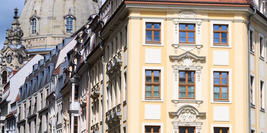 Die Fassaden von Häusern in der Altstadt von Dresden.