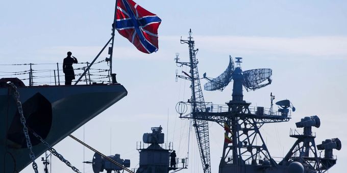Ein russischer Matrose (l) salutiert am Bug des Raketenkreuzers «Moskwa». moskwa Ukraine-Krieg