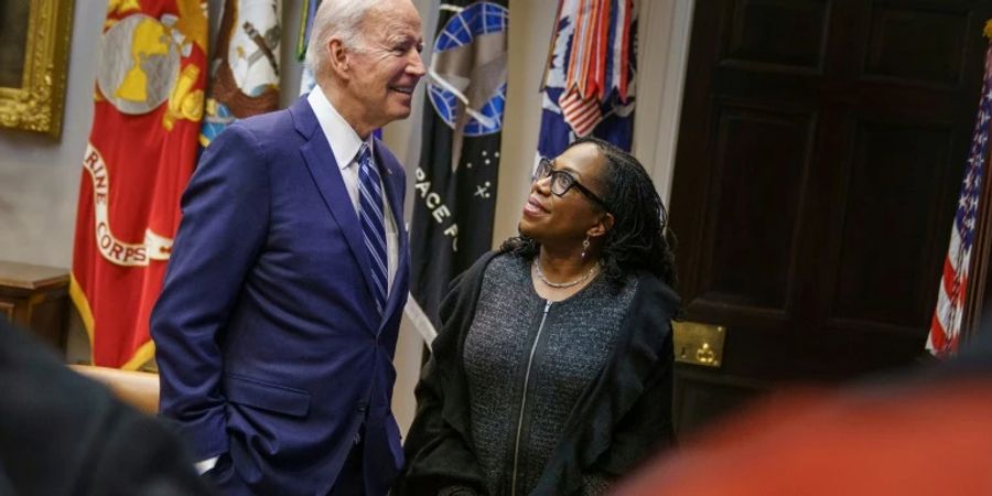 Joe Biden und Ketanji Brown Jackson