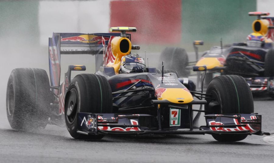 Sebastian Vettel am Steuer des Red Bull RB5 im Jahr 2009.