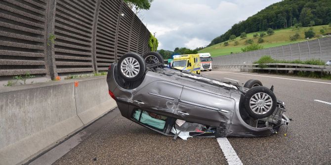 A2 / Zunzgen BL: Lenkerin kollidiert mit Mittelleitplanke