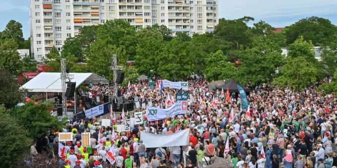 Bundesminister Robert Habeck steht auf der Bühne und spricht auf der Demonstration des Bürgerbündnisses «Zukunft Schwedt». Bundesminister Robert Habeck steht auf der Bühne und spricht auf der Demonstration des Bürgerbündnisses «Zukunft Schwedt».