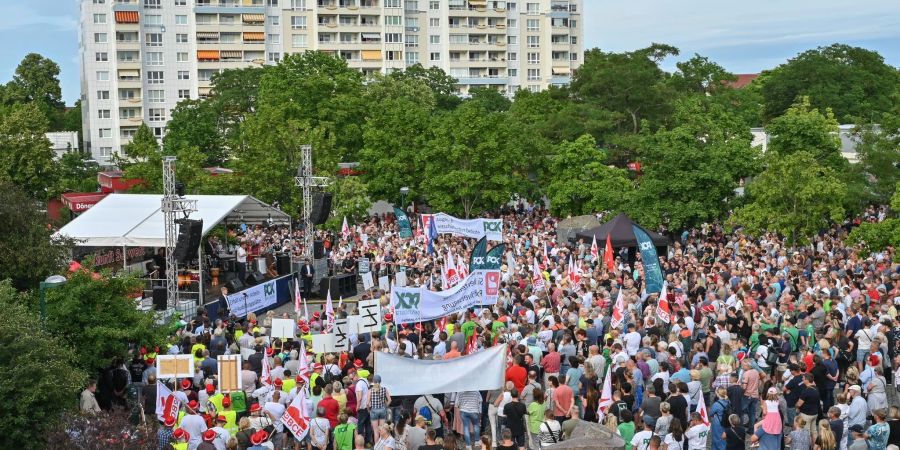 Bundesminister Robert Habeck steht auf der Bühne und spricht auf der Demonstration des Bürgerbündnisses «Zukunft Schwedt».