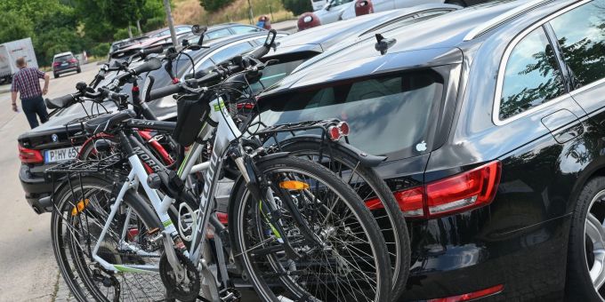 Das schwere E-Bike muss auf jeden Fall mit in den Urlaub? Dann eignet sich ein Fahrradträger für Anhängerkupplungen. Das schwere E-Bike muss auf jeden Fall mit in den Urlaub? Dann eignet sich ein Fahrradträger für Anhängerkupplungen.