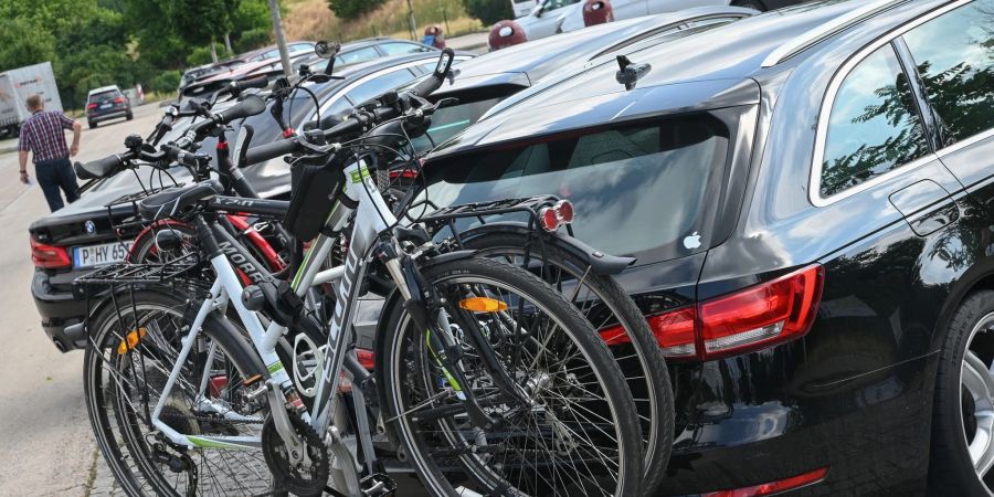 Das schwere E-Bike muss auf jeden Fall mit in den Urlaub? Dann eignet sich ein Fahrradträger für Anhängerkupplungen.