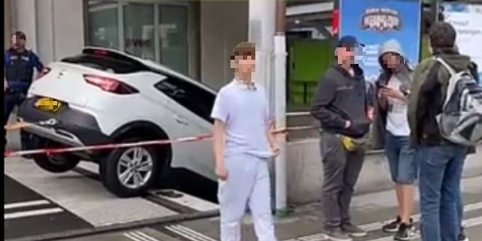 Polizisten und Schaulustige begutachten das Auto im Bahnhof Interlaken BE. interlaken auto
