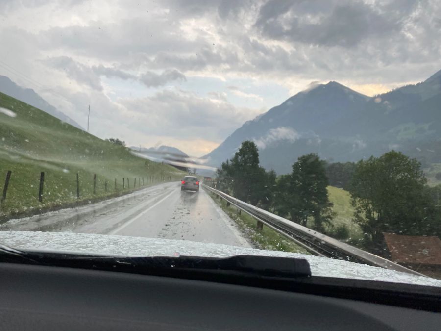 Der blaue Himmel wurde dunkel und grau in Lenk BE.