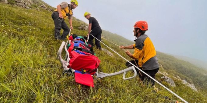 Die vier Bergretter konnten die Verletzte auf einer Bahre an einem Seil hochziehen. Die vier Bergretter konnten die Verletzte auf einer Bahre an einem Seil hochziehen.