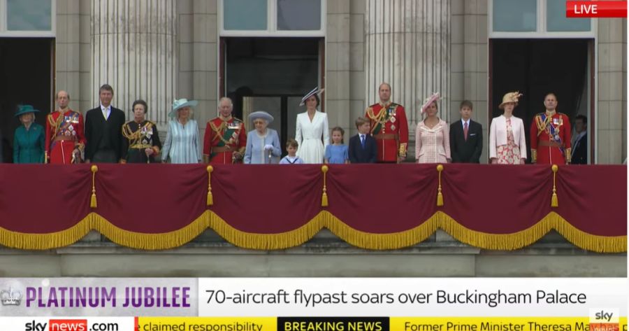 Die Queen (M.) mit Prinz Charles und Camilla (zu ihrer Linken) und Kate, William und deren Kindern Louis, Charlotte und George auf dem Balkon des Buckingham Palastes.