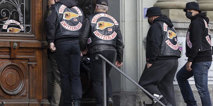 Mitglieder der Hells Angels gehen in das Gerichtsgebäude, um den Prozess um die Auseinandersetzung der Motorradclubs Hells Angels und Bandidos mitzuverfolgen. (Archivbild) Hells Angels