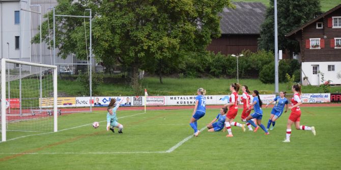 Vivienne Steiner (liegend) trifft zum 1:1