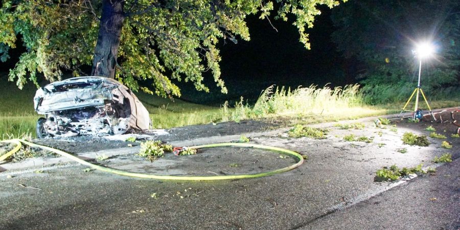 Bei einem Unfall im Enzkreis sind in der Nacht zu Samstag zwei Menschen in einem Auto tödlich verunglückt.