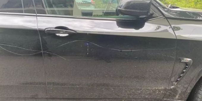 Sachbeschädigungen an mehreren Fahrzeugen.