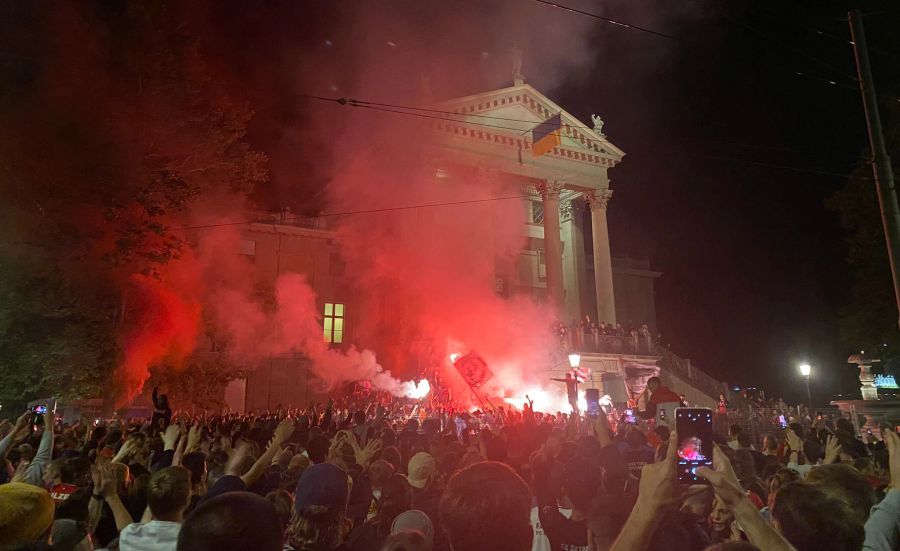 Die Anhänger des FC Winterthur feiern beim Stadthaus.