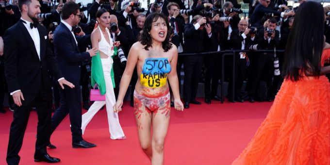 Eine Frau hat während des Filmestivals in Cannes gegen Vegewaltigungen im Ukraine-Krieg protestiert. Ukraine Krieg