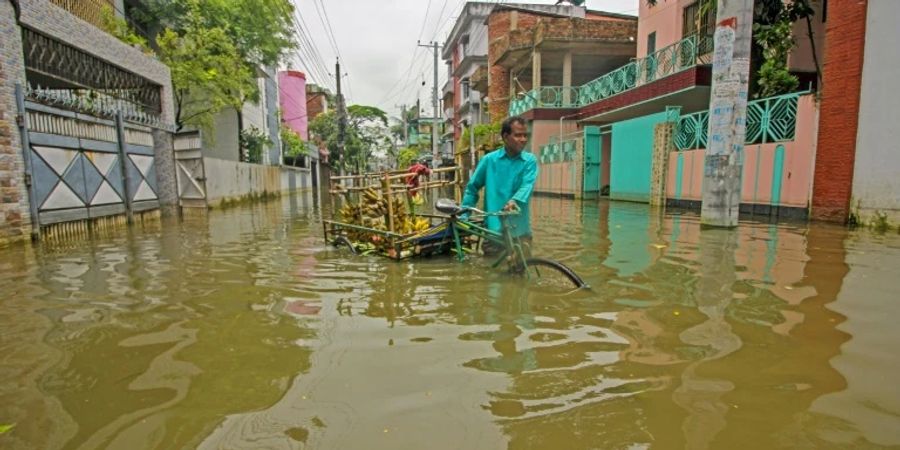 Eine überflutete Strasse in Bangladesch