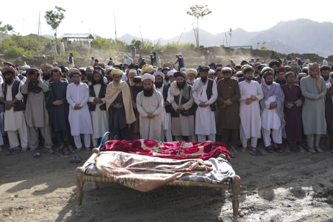 Beerdigung der Opfer des Erdbebens in Afghanistan. Erdbeben