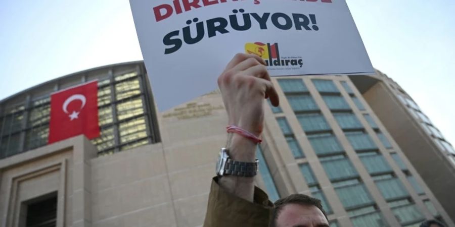 Demonstranten vor dem Gericht in Istanbul