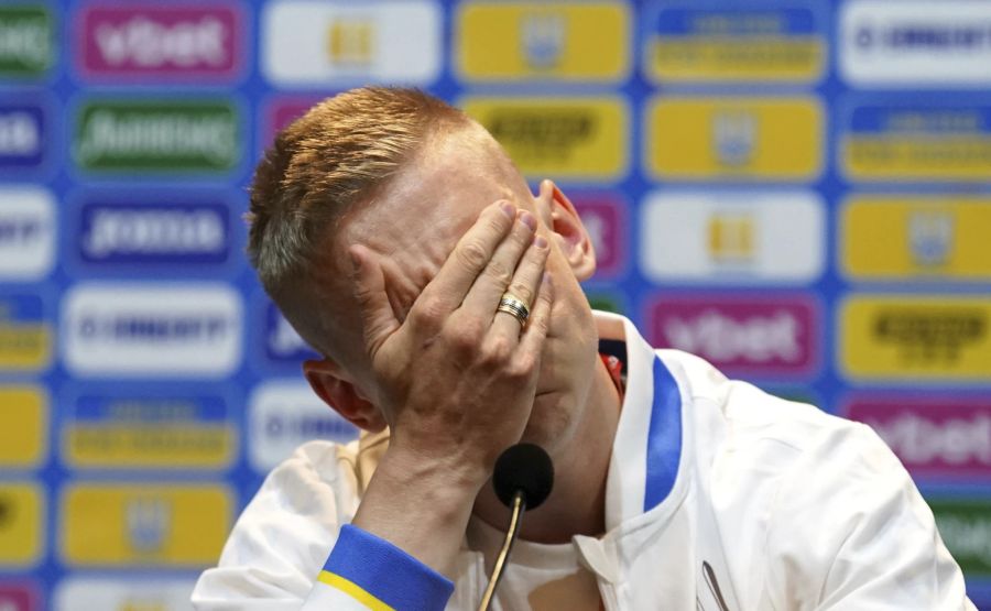 Bei der Pressekonferenz vor dem WM-Playoff-Spiel in Schottland kämpft Oleksandr Zinchenko mit den Tränen.