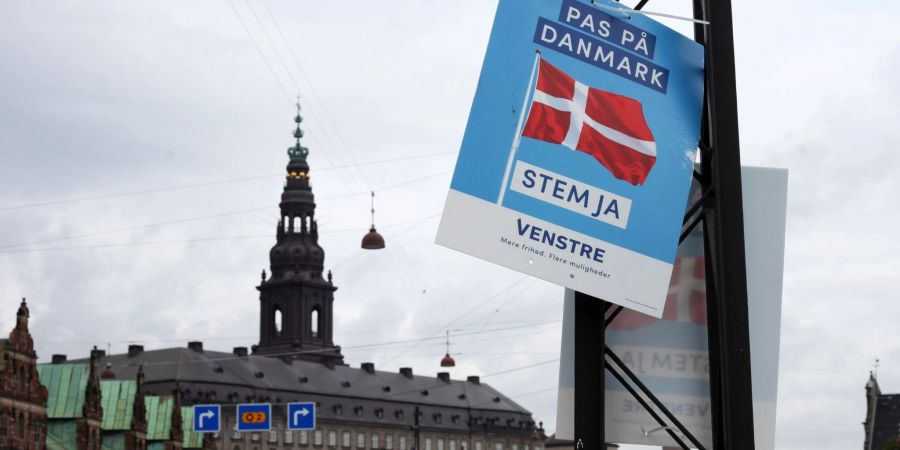Eine Partei wirbt für die Abschaffung des dänischen EU-Verteidigungsvorbehalts. Im Hintergrund ist Schloss Christiansborg zu sehen, in dem das dänische Parlament sitzt.