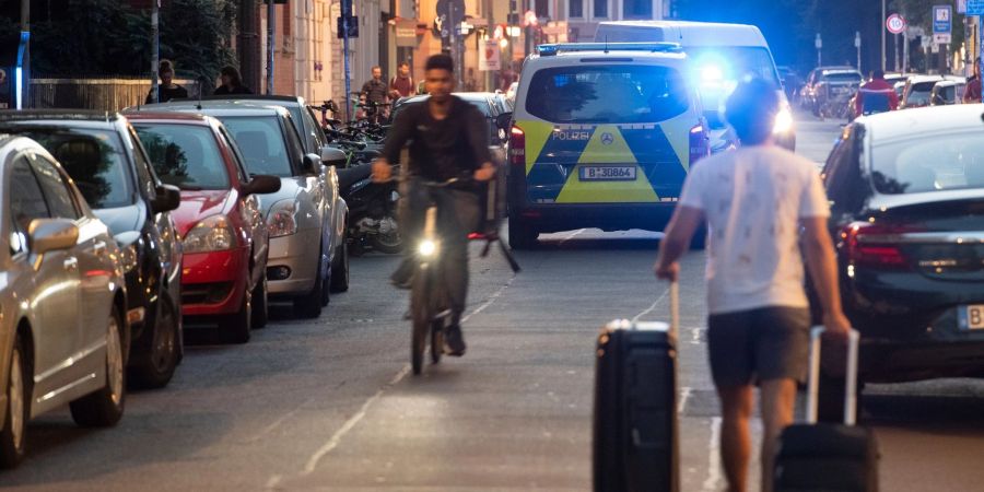 Einsatzfahrzeuge der Polizei stehen vor dem St.-Hedwig-Krankenhaus in Berlin-Mitte.