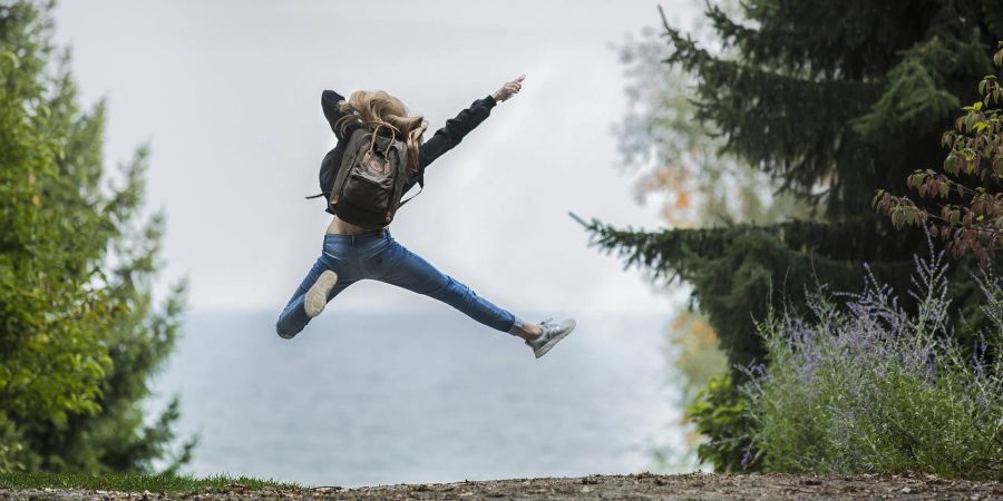 Frau Wald Meer Sprung Luft Glück