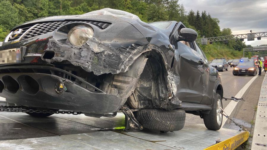 Das Auto wurde beim Unfall demoliert