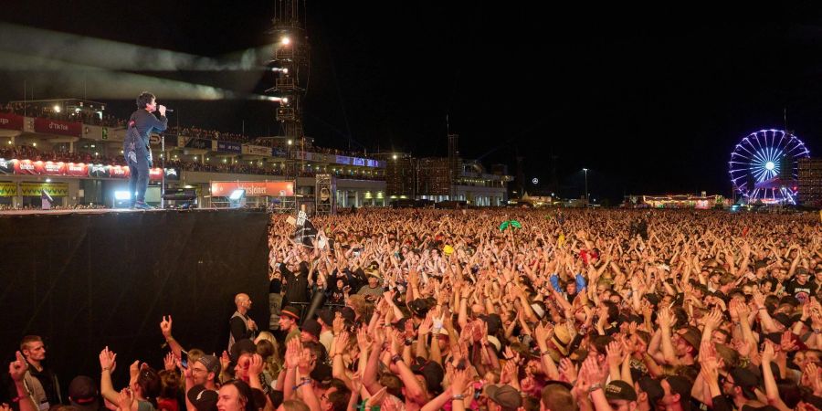 Frontmann Billie Joe Armstrong von der US-Band  Green Day auf der Hauptbühne des Open-Air-Rockfestivals «Rock am Ring». Das Festival ist mit 90.000 Besuchern ausverkauft.