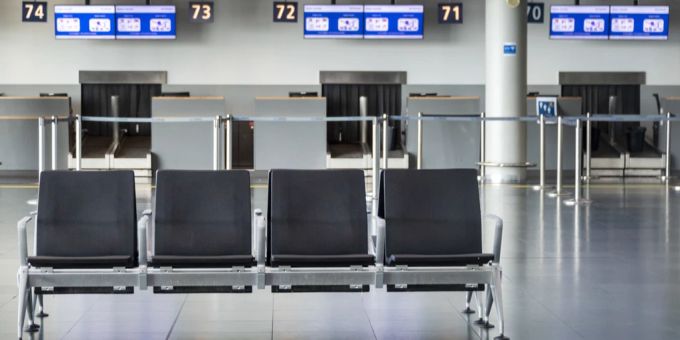Eine leere Sitzbank am Euroairport in Basel. (Symbolbild) euroairport herrenloses gepäckstück