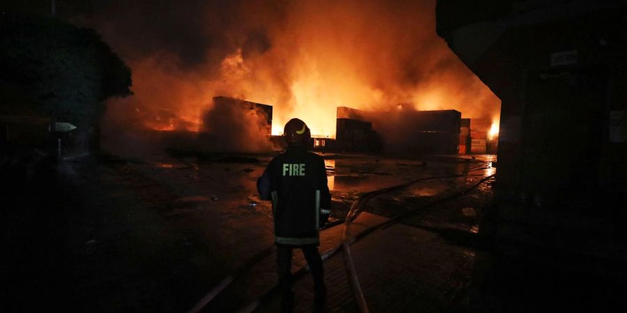 Die Feuerwehr versucht, den Brand im Container-Depot einzudämmen.