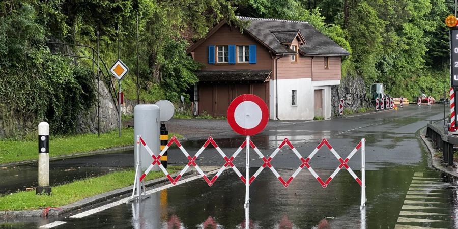 Die Axenstrasse ist aufgrund der Wetterlage gesperrt.