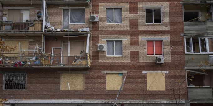 Eine Frau in Slowjansk schiebt einen Kinderwagen an einem durch russischen Beschuss beschädigten Gebäude vorbei. Foto: Bernat Armangue/AP/dpa Eine Frau in Slowjansk schiebt einen Kinderwagen an einem durch russischen Beschuss beschädigten Gebäude vorbei. Foto: Bernat Armangue/AP/dpa