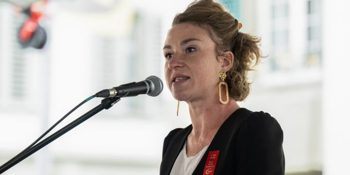 Nationalratspräsidentin Irène Kälin, Grüne AG, spricht auf dem Rathausplatz zur 1. Mai Kundgebung, am Sonntag, 1. Mai 2022, in Thun. Irène Kälin 1. Mai