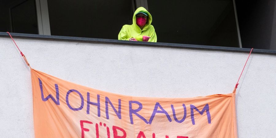 In Berlin Mitte wurde ein leerstehendes Hostel besetzt. Die Aktivisten und Aktivistinnen fordern den Raum für Geflüchtete zu nutzen.