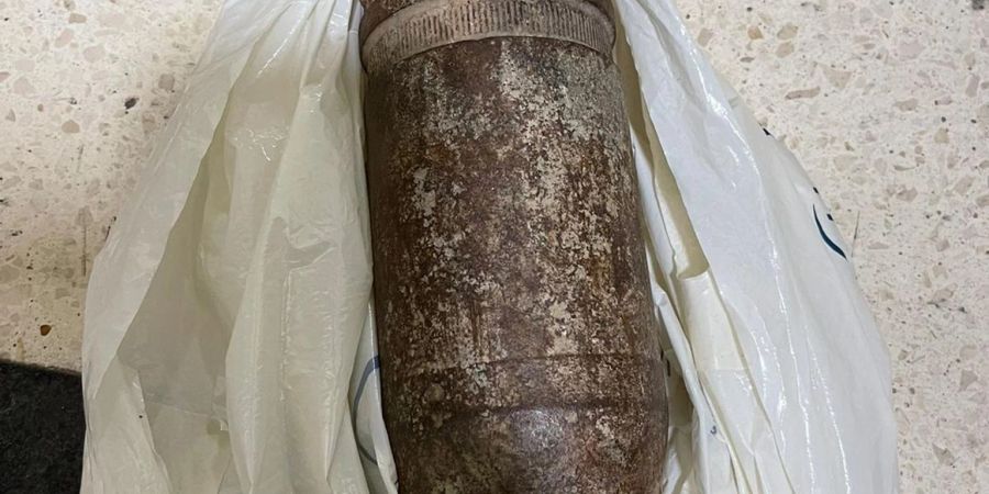 Ein Blindgänger, den US-Touristen beim Wandern in den Golanhöhen entdeckt und bei ihrer Ausreise am Flughafen Ben Gurion den Sicherheitsmitarbeitern als Souvenir präsentiert haben.