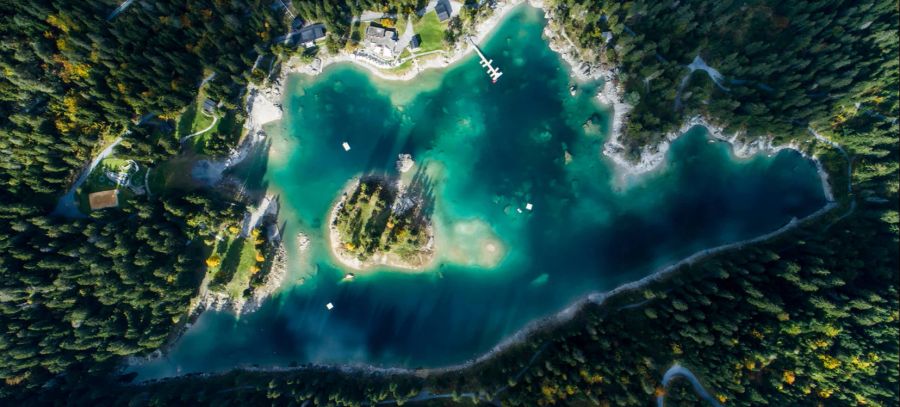 Der Caumasee ist für seine türkise Farbe bekannt.