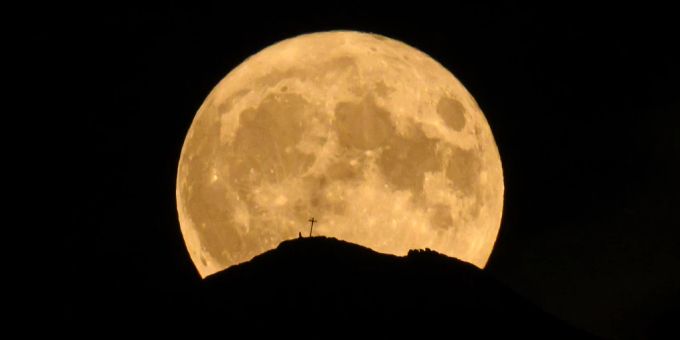Supermond & Komet - Diese Woche lohnt sich der Blick in den Nachthimmel
