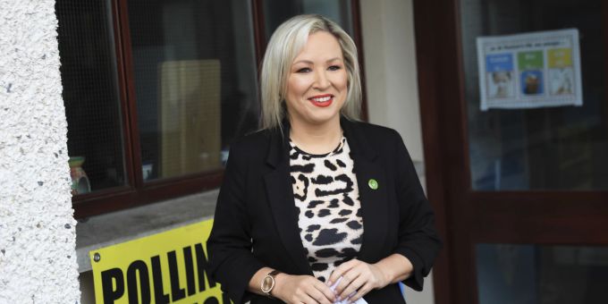 Michelle O'Neill, Sinn-Fein-Chefin in Nordirland, lächelt am 5. Mai 2022, als sie ein Wahllokal verlässt, nachdem sie ihre Stimme in Clonoe, Nordirland, abgegeben hat. Sinn Fein Michelle O'Neill