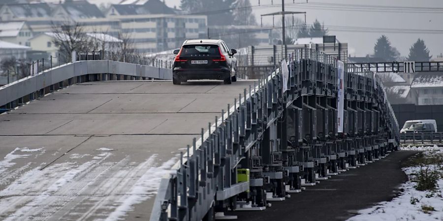 Die mobile Baustellenbrücke («Astra-Bridge») während eines Tests im Dezember 2021 in Zofingen AG. (Archivbild)