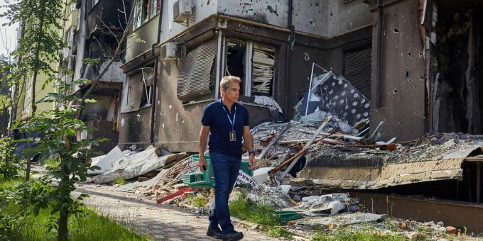 Ben Stiller, Schauspieler aus den USA und UNHCR-Botschafter, geht an zerstörten Wohnhäusern vorbei. Anlässlich des Weltflüchtlingstags rief der 56-jährige Schauspieler auch zur globalen Solidarität auf. Ben Stiller, Schauspieler aus den USA und UNHCR-Botschafter, geht an zerstörten Wohnhäusern vorbei. Anlässlich des Weltflüchtlingstags rief der 56-jährige Schauspieler auch zur globalen Solidarität auf.