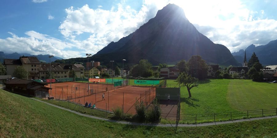 Die Tennissaison beim Glarner Tennis Club dauert dank den Allwetterplätzen fast 10 Monate lang. - Glarus