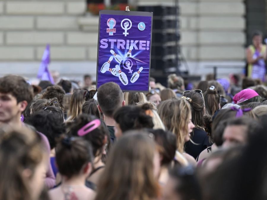 Ein Schild mit der Aufschrift «Strike» wird am Frauenstreik 2022 getragen in Bern.