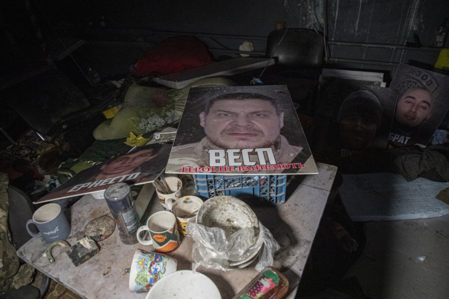 Ein Luftschutzbunker, in dem ukrainische Soldaten lebten, mit Bildern von getöteten Asow-Soldaten und dem Schild «Helden sterben nicht».