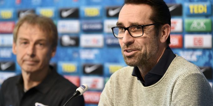 Jürgen Klinsmann (l) verfolgt die Worte von Michael Preetz, dem damaligen Geschäftsführer von Hertha BSC. Jürgen Klinsmann (l) verfolgt die Worte von Michael Preetz, dem damaligen Geschäftsführer von Hertha BSC.