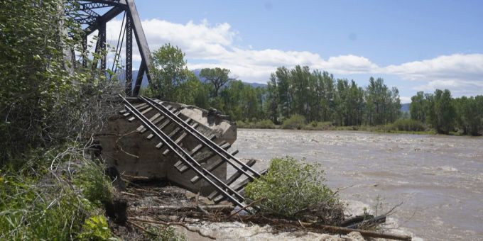 Eine Eisenbahnbrücke wurde im Yellowstone-Nationalpark von den Wassermassen zerstört. Yellowstone-Nationalpark
